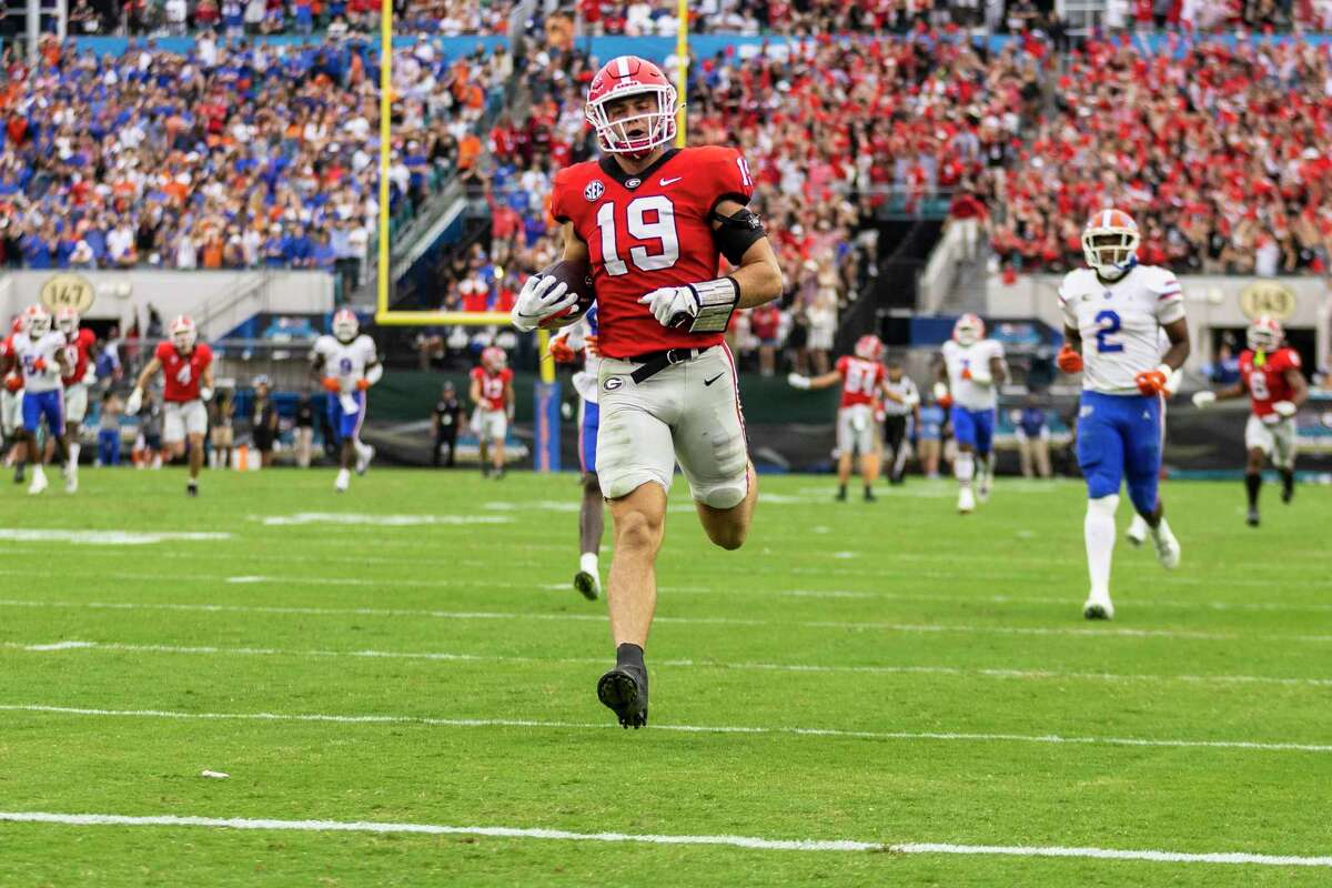 JACKSONVILLE, FLORIDA - OCTOBER 29: Brock Bowers #19 of the Georgia Bulldogs catches a pass and runs into the end zone for a touchdown during the first half of a game against the Florida Gators at TIAA Bank Field on October 29, 2022 in Jacksonville, Florida. (Photo by James Gilbert/Getty Images)