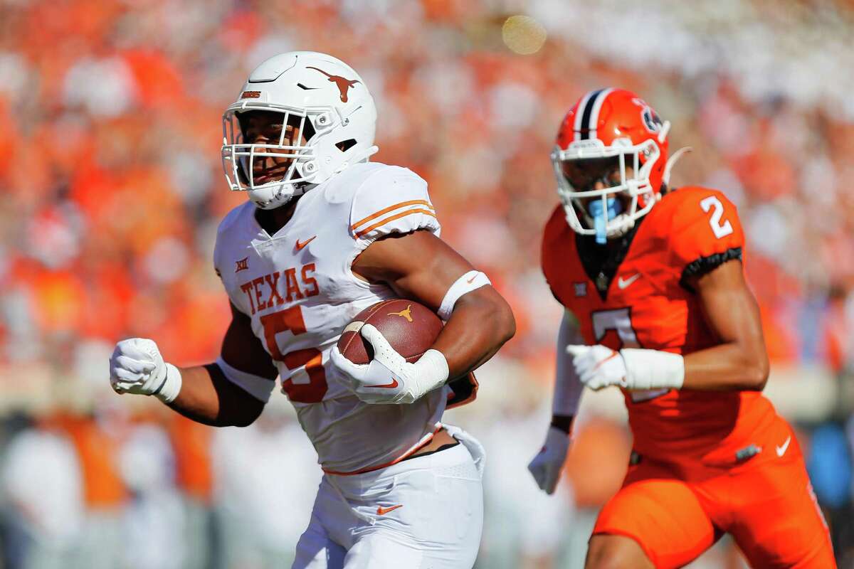 RB Bijan Robinson and Texas faced counterpart Deuce Vaughn and Kansas State on Saturday night. For complete game coverage, go to expressnews.com.