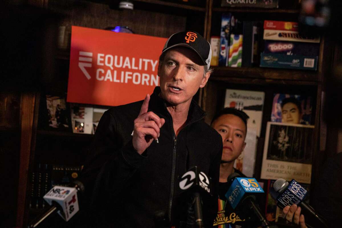 加州州长加文·纽森在旧金山的曼尼餐厅为周二选举的国会候选人举行的电话银行活动上发表讲话。