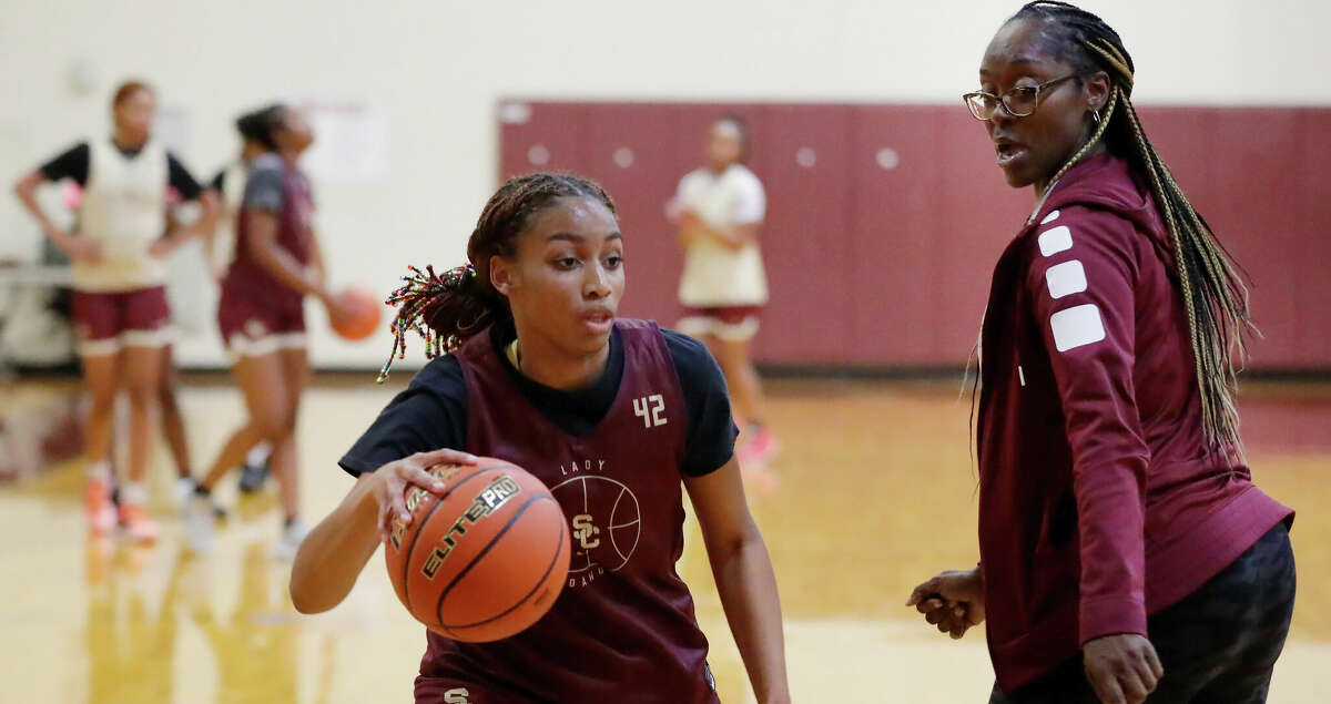 Summer Creek High School player Jorynn Ross, center, runs drills as head coach Carlesa Dixon, right, looks on during a practice in the girls gym at the school Wednesday, Oct. 19, 2022 in Houston, TX.