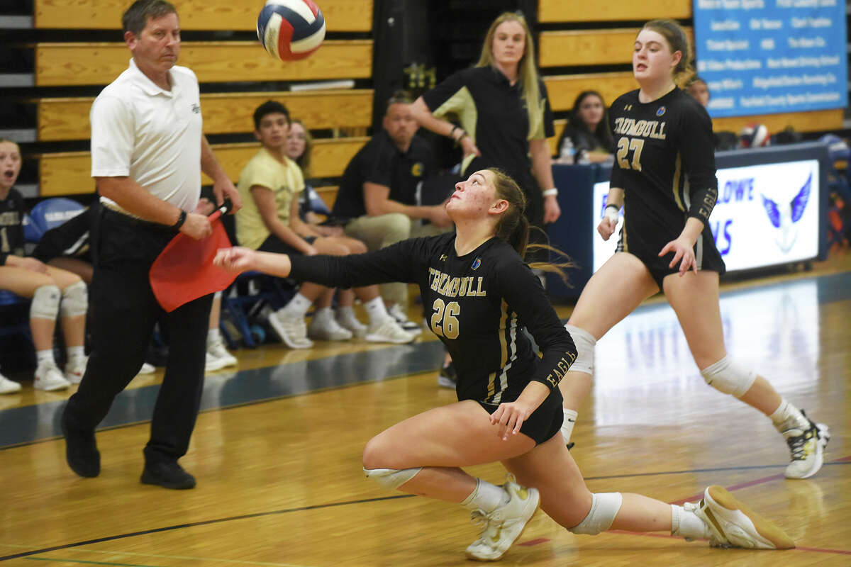 Darien girls volleyball beats Trumbull for FCIAC championship.