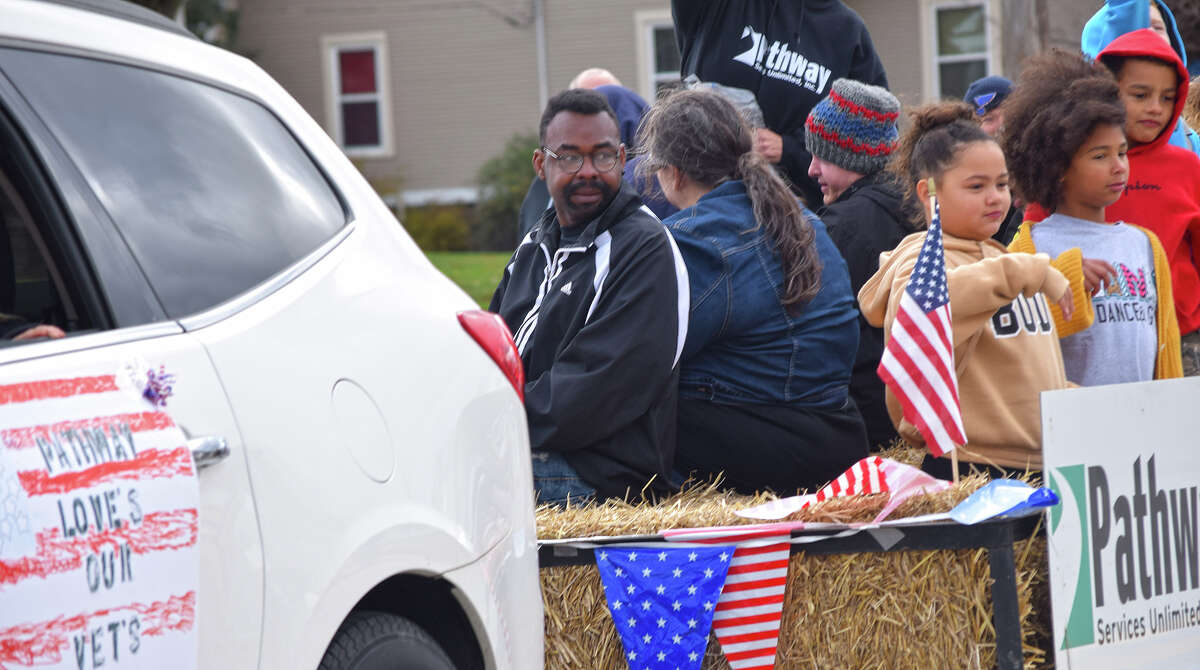 Jacksonville Veterans Day parade honors those who served JournalCourier