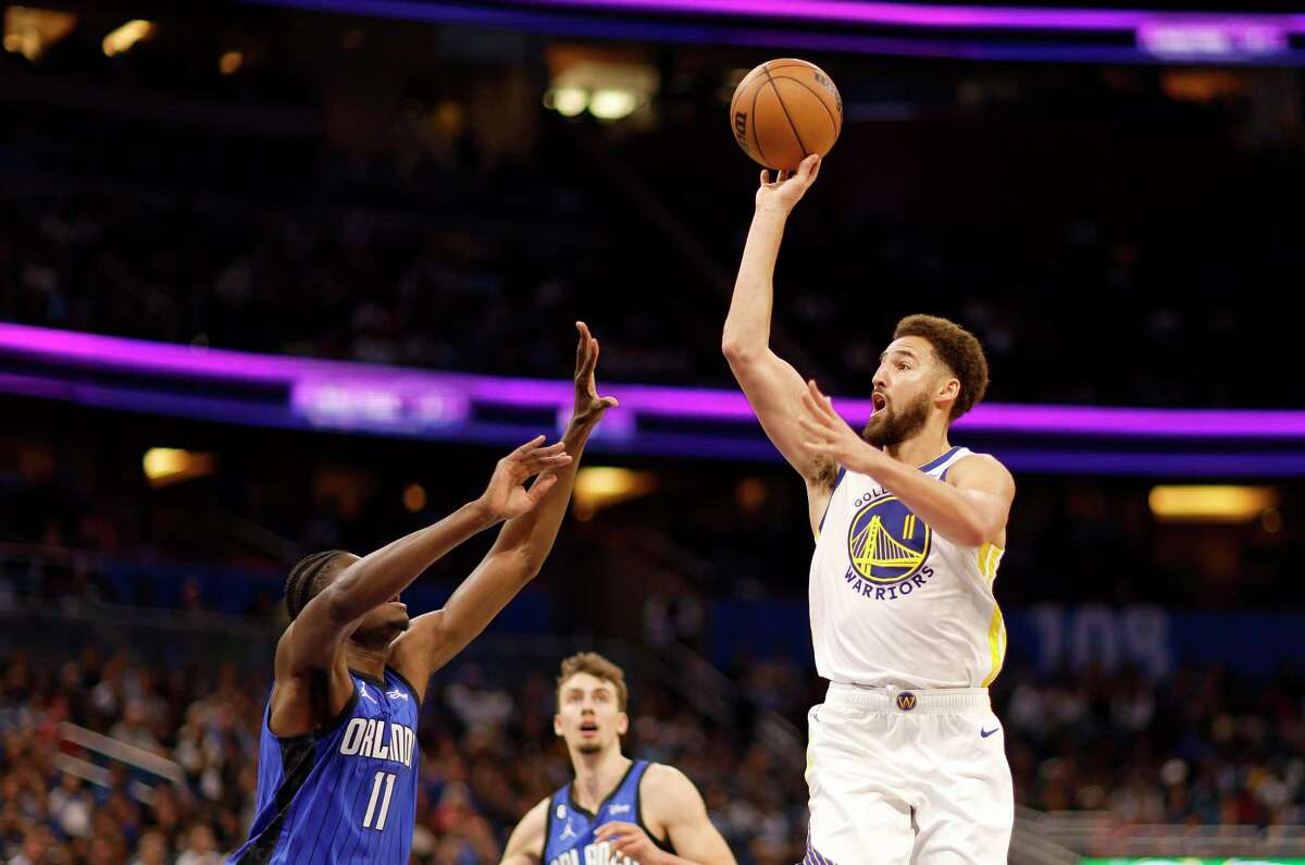 ORLANDO, FLORIDA - NOVEMBER 03: Klay Thompson #11 of the Golden State Warriors shoots during a game `ax at Amway Center on November 03, 2022 in Orlando, Florida. NOTE TO USER: User expressly acknowledges and agrees that, by downloading and or using this photograph, User is consenting to the terms and conditions of the Getty Images License Agreement. (Photo by Mike Ehrmann/Getty Images)