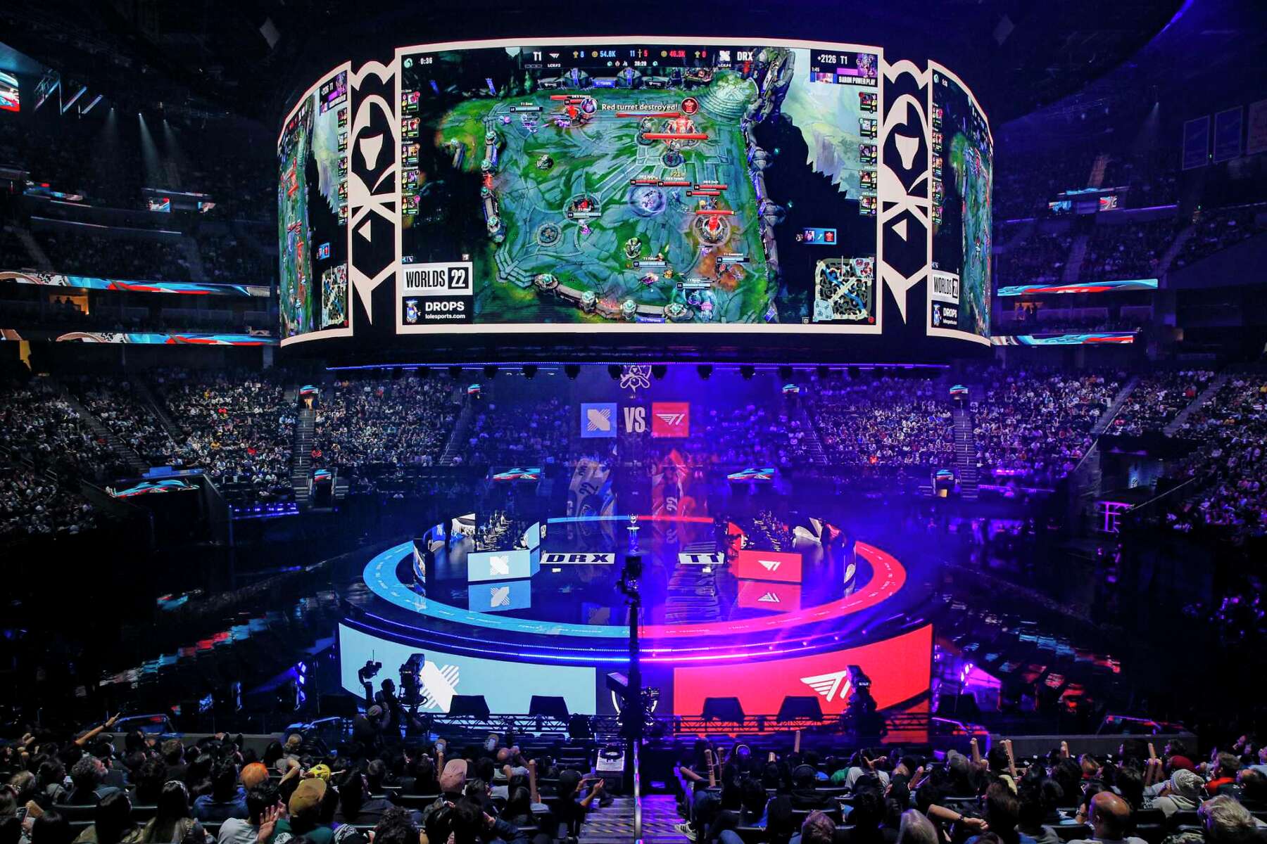 Lightning, fire and lasers: League of Legends championship brings massive,  international crowd to S.F.