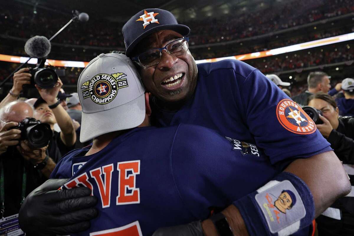 在休斯顿击败费城人队赢得世界大赛冠军后，太空人队经理达斯迪·贝克拥抱了二垒手何塞·阿尔图夫。