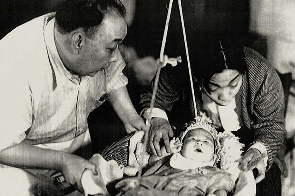 仍然来自电影 "金门少女" 而 4 个月大的李小龙则是作为新生婴儿的第一个角色。
