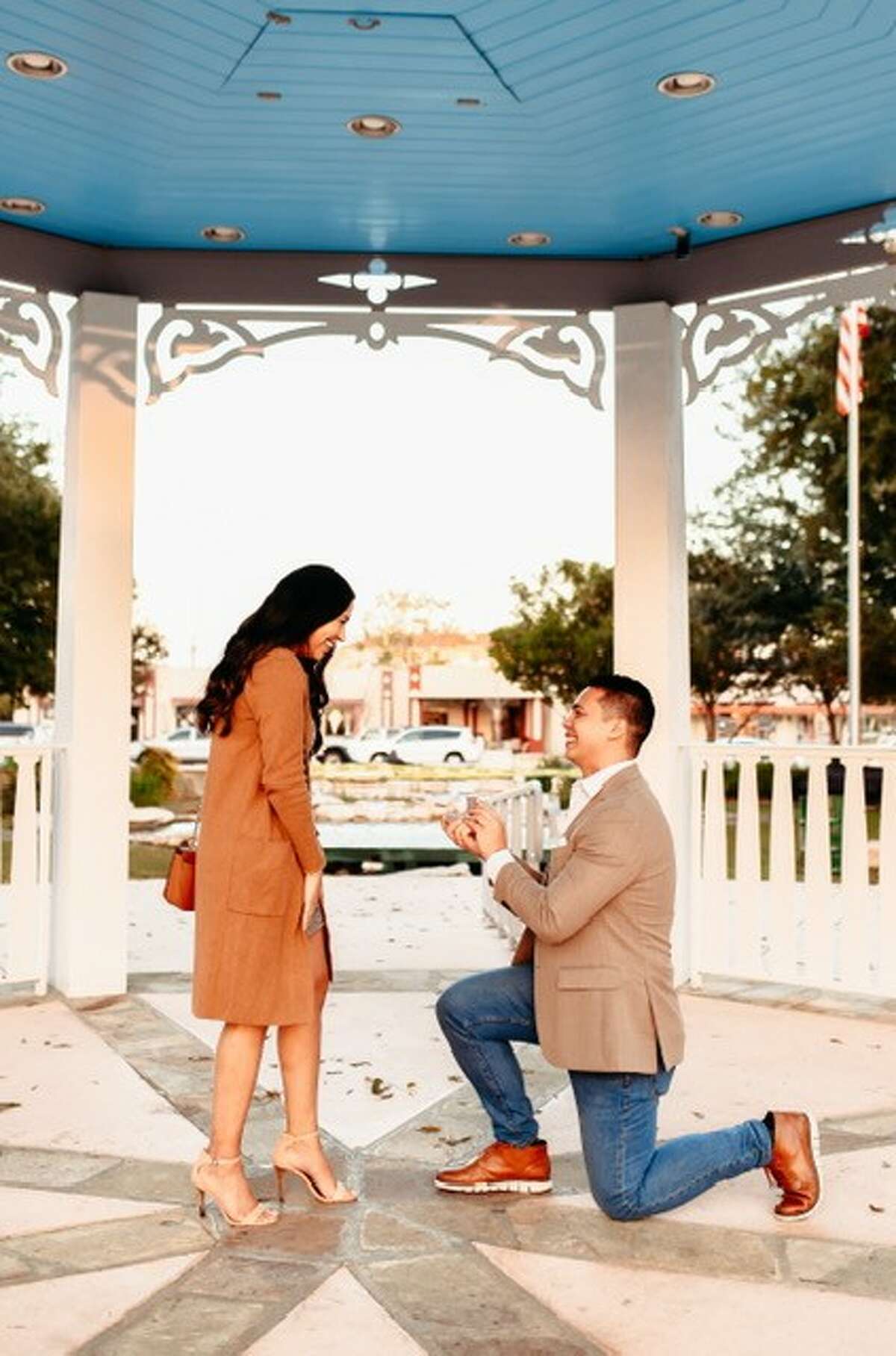 KENS 5 meteorologist Ryan Shoptaugh proposes to fiance.