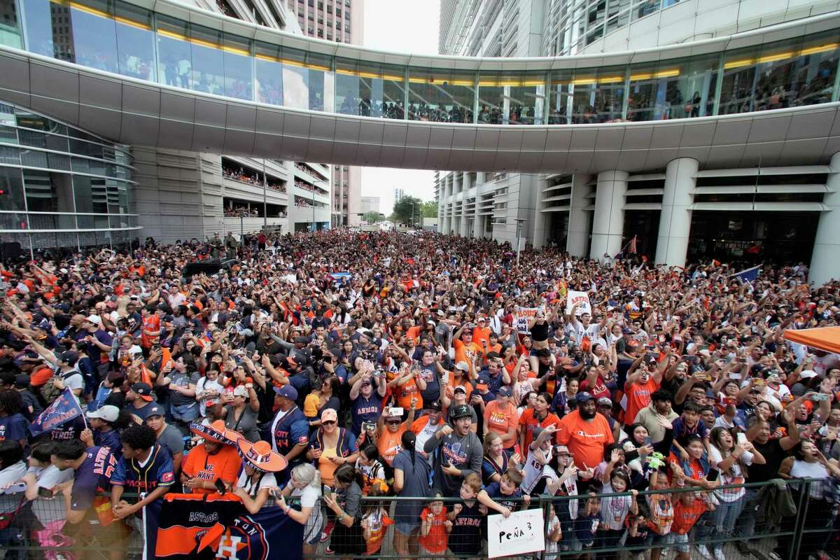 Astros fans celebrate championship in long lines for merch