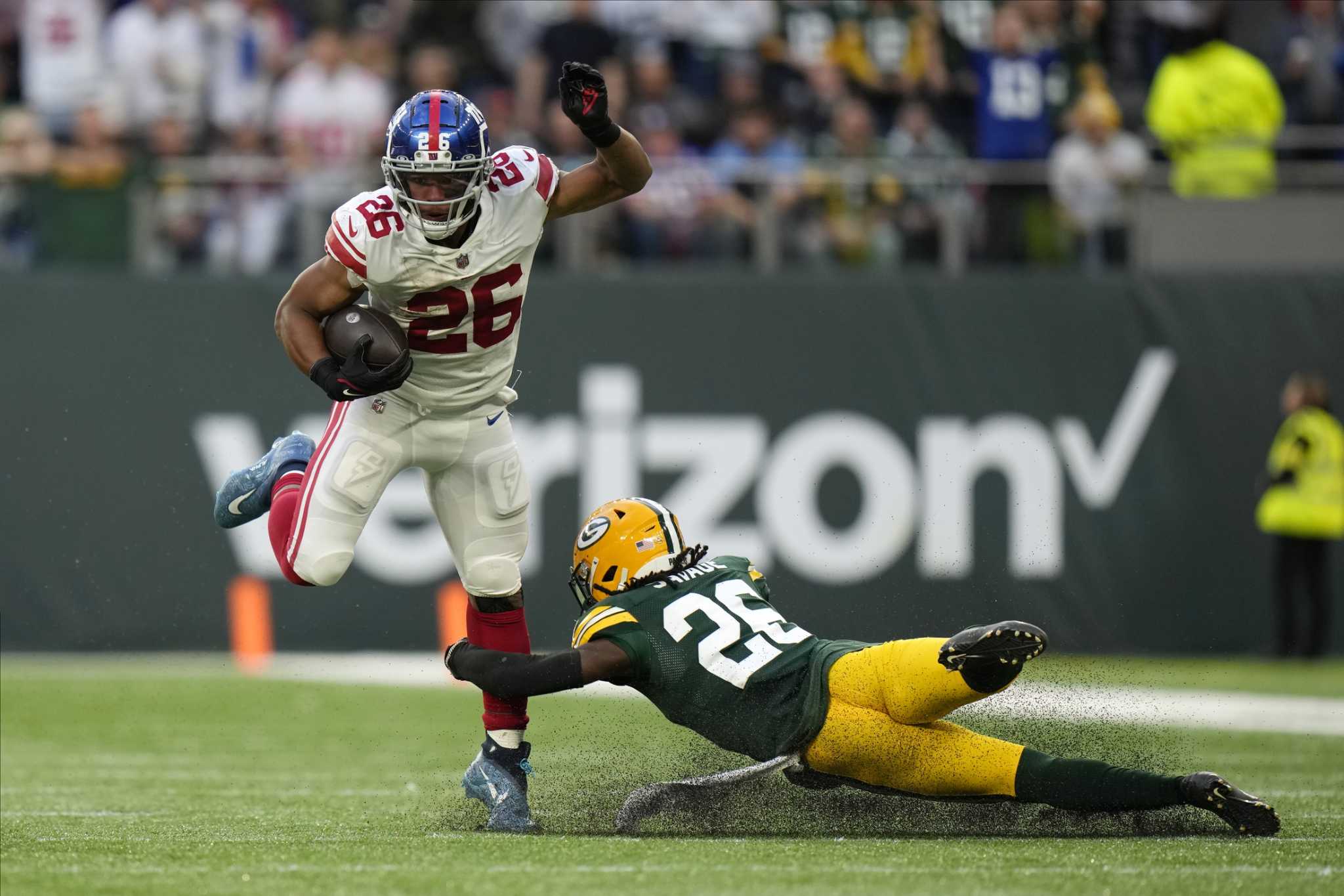 Jones, Barkley lead Giants past Texans