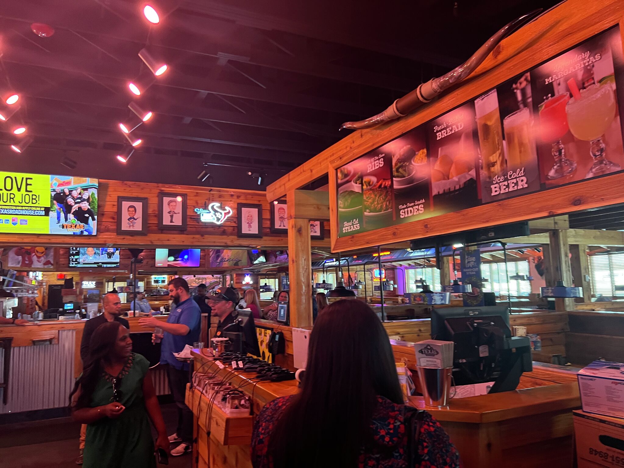 Beaumont Texas Roadhouse officially opens its doors