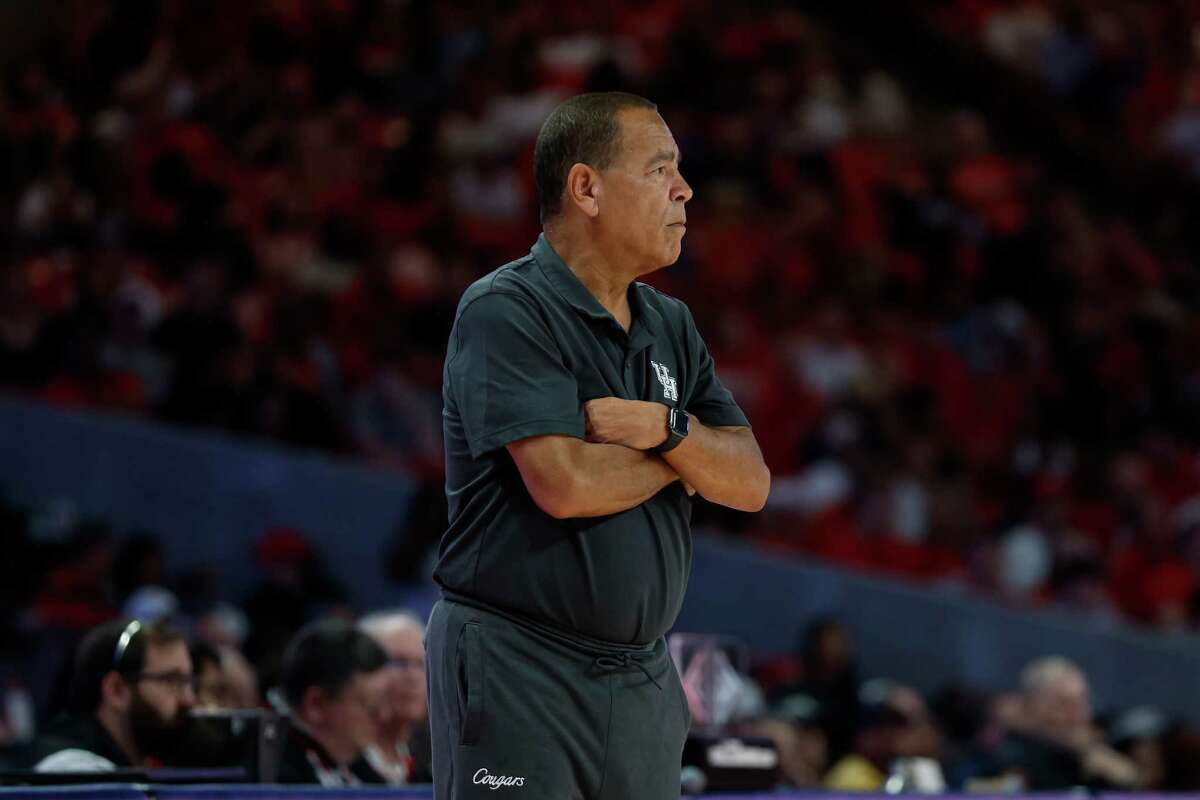 Houston's Kelvin Sampson became the 33rd coach in Division I history to reach 700 career wins. 