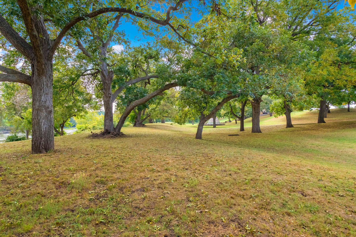 Texas Pecan Bluff ranch on Brazos River hits auction block on Nov. 18