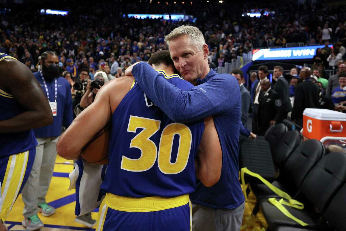 SAN FRANCISCO, CALIFORNIA - NOVEMBER 07: Head coach Steve Kerr hugs Stephen Curry #30 of the Golden State Warriors after they beat the Sacramento Kings at Chase Center on November 07, 2022 in San Francisco, California. NOTE TO USER: User expressly acknowledges and agrees that, by downloading and or using this photograph, User is consenting to the terms and conditions of the Getty Images License Agreement. (Photo by Ezra Shaw/Getty Images)