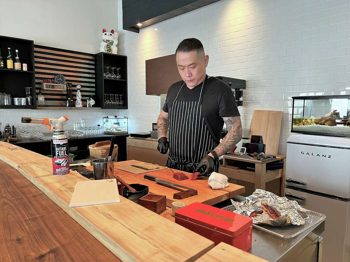 Billy Kin preparing sushi at 5Kinokawa.