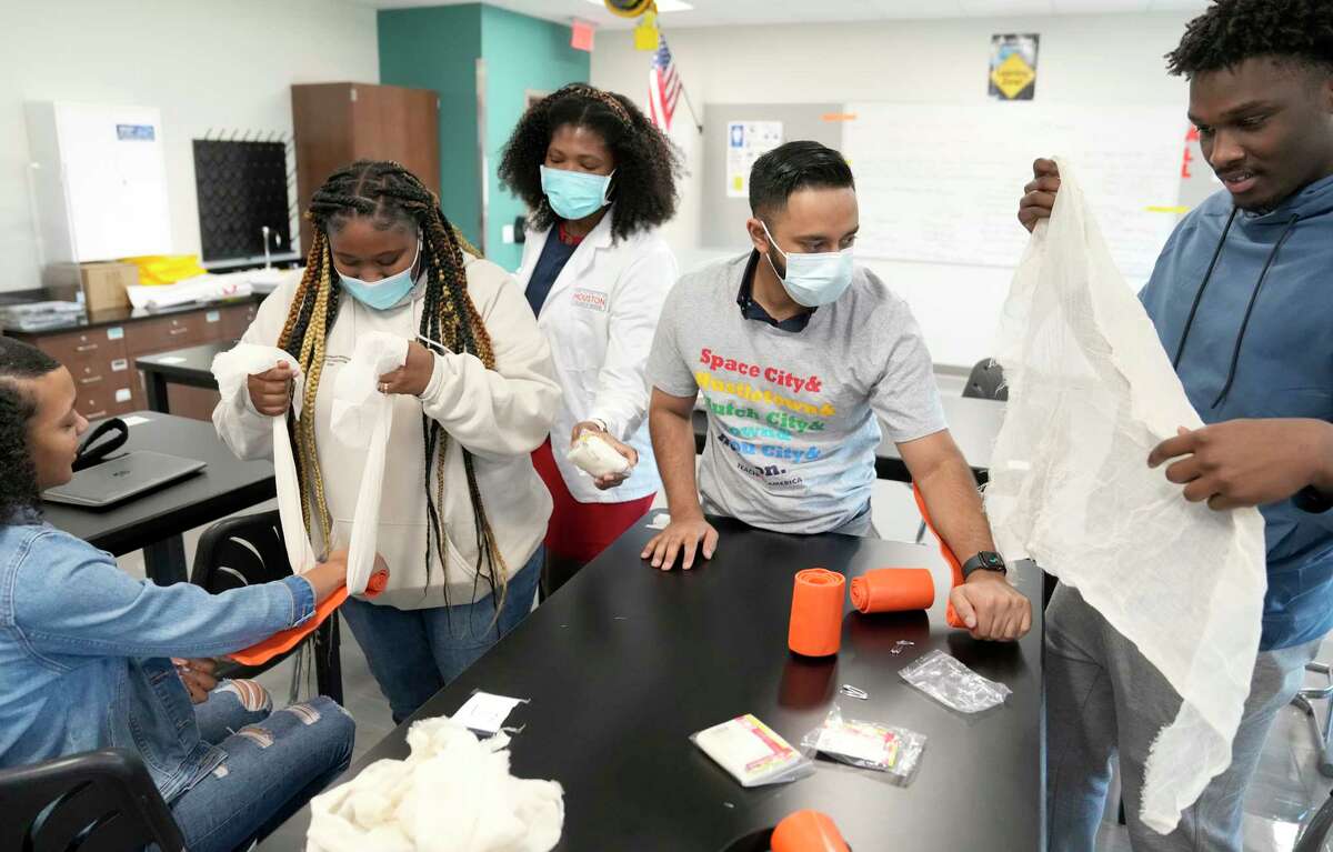 Yates High School senior, Briana Webber, left, has a splint applied by classmate Rayven Clay, a junior, arsenic  Sylvia Omozee, a aesculapian  pupil  from the University of Houston College of Medicine, assists, portion    Nabeel Ahmad, a aesculapian  pupil  from the UH College of Medicine, works   with Damion Lewis, a senior, right, Wednesday, Nov. 9, 2022, successful  Houston. In the Healthcare Collaborative, aesculapian  students service  arsenic  mentors to students who are funny   successful  pursuing a vocation  successful  wellness  sciences.