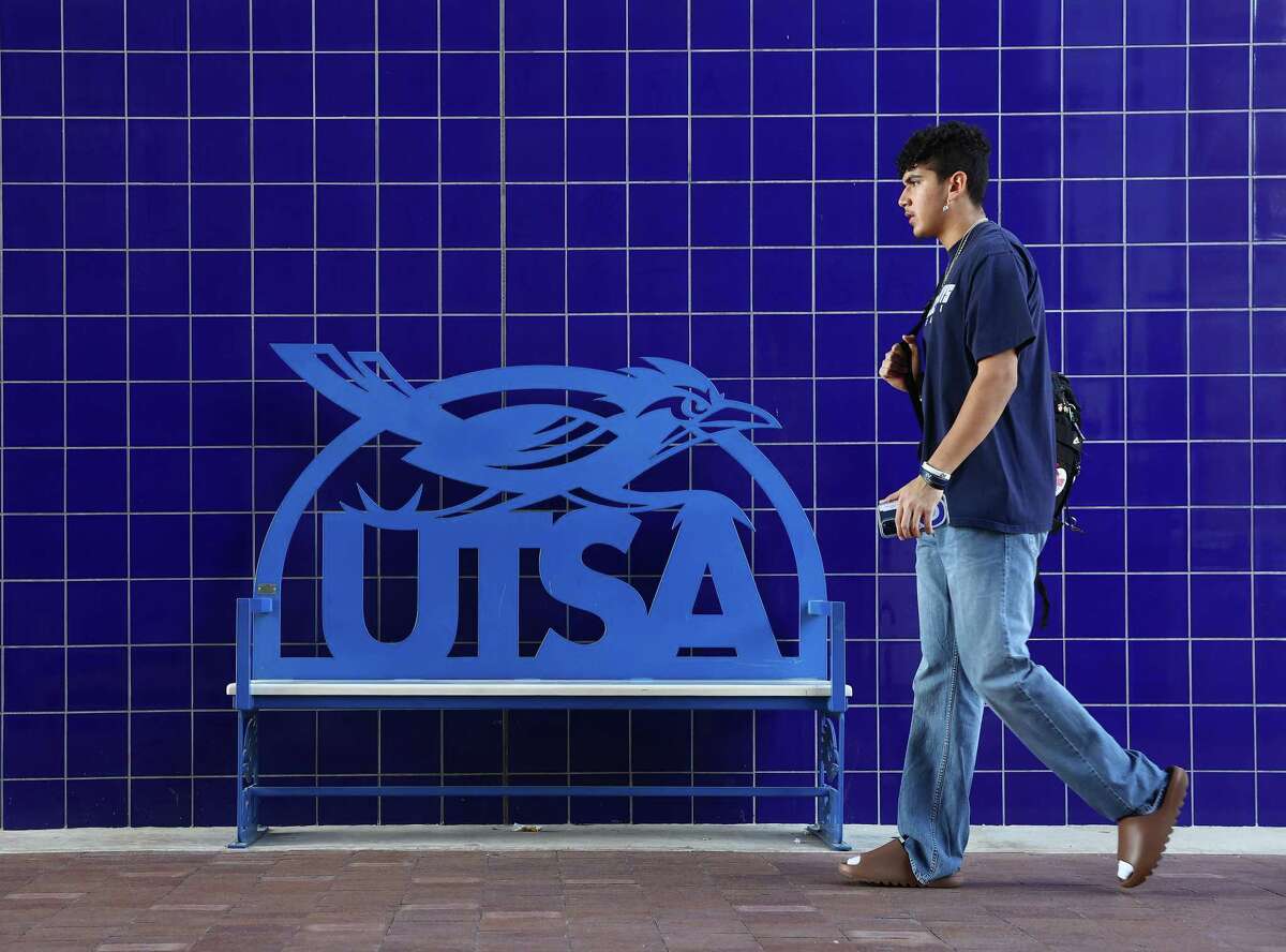 A student at the UTSA Downtown Campus last month. The university has strengthened its partnership with the Alamo Colleges to link up cost-free degree programs at both institutions.