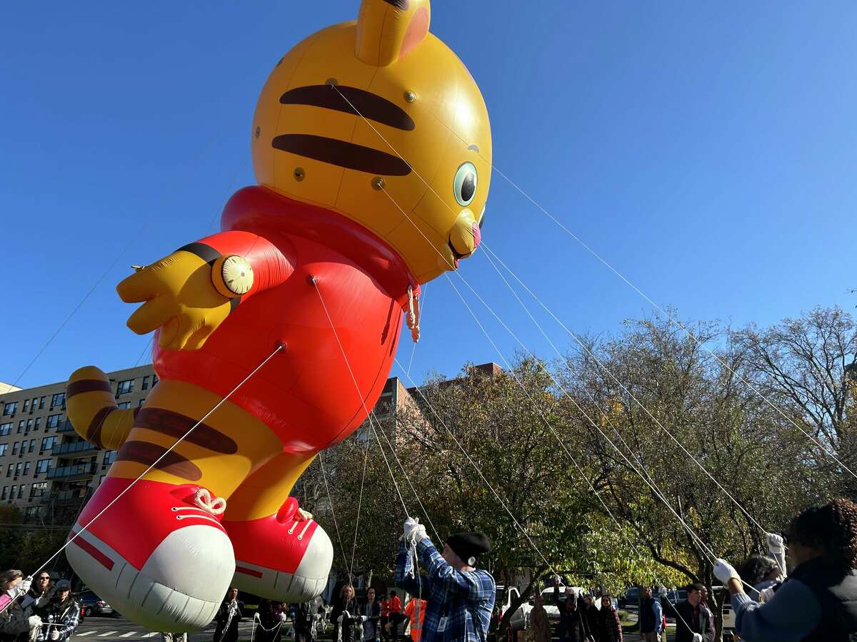 Volunteers learn to fly balloons for Stamford Thanksgiving parade