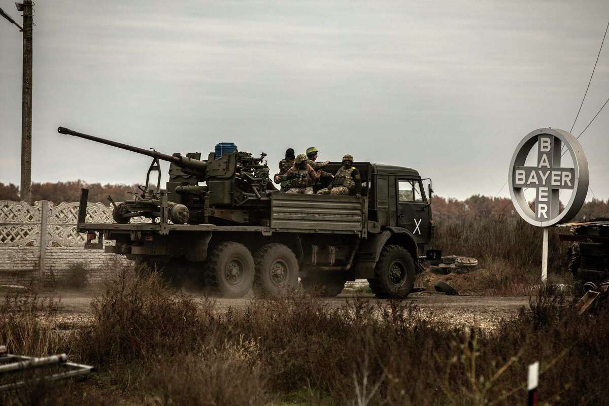A Ukrainian air defense team near the front lines in the southern Mykolaiv region on Oct. 28. A reader worries about the corporate side of the war and the United States’ involvement.
