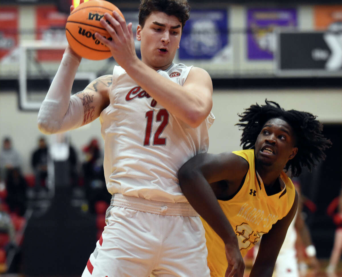 SIUE basketball roster in flux; seven enter transfer portal