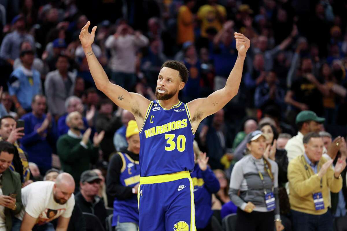SAN FRANCISCO, CALIFORNIA - NOVEMBER 07: Stephen Curry #30 of the Golden State Warriors motions to the crowd after making a three-point basket against the Sacramento Kings at Chase Center on November 07, 2022 in San Francisco, California. NOTE TO USER: User expressly acknowledges and agrees that, by downloading and or using this photograph, User is consenting to the terms and conditions of the Getty Images License Agreement. (Photo by Ezra Shaw/Getty Images)