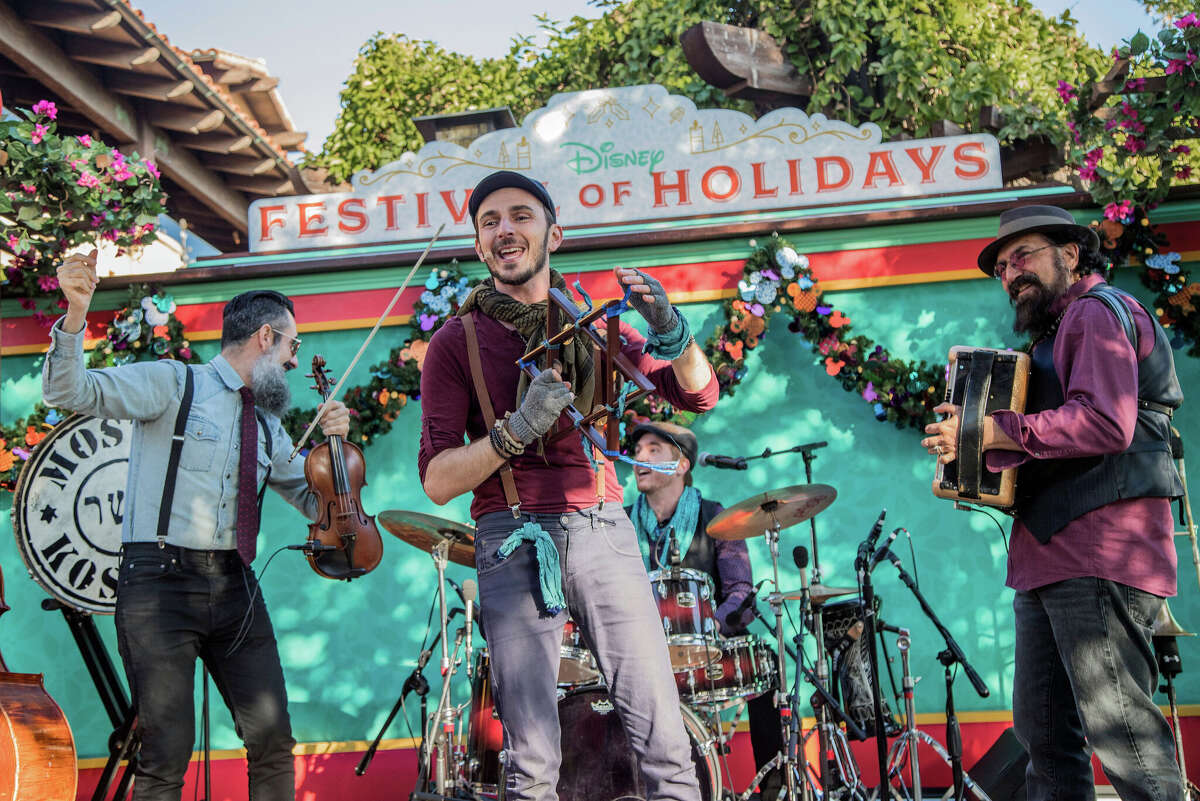 Top 7 things that make Christmas at Disneyland extra magical