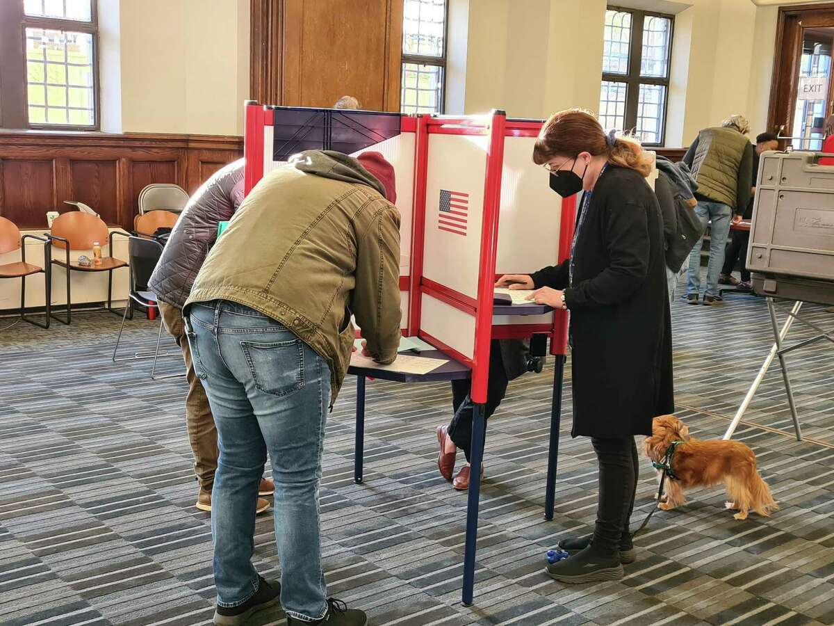 New Haven voters fill out their ballots on Election Day 2022.