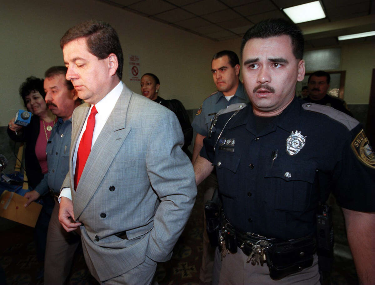 Robert Herrera est emmené loin du 224e tribunal de district sous surveillance après avoir été condamné à trois jours de prison par le juge David Peeples pour outrage au tribunal en 1998. 