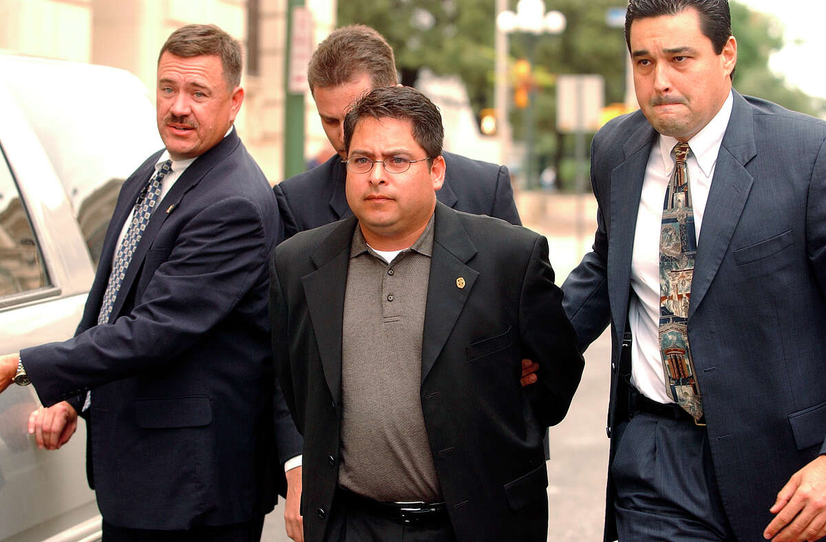 Enrique, ancien conseiller municipal de San Antonio "Kike" Martin est conduit dans les bureaux du FBI près d'Alamo Plaza après avoir été arrêté pour corruption fédérale le mercredi 9 octobre 2002. 