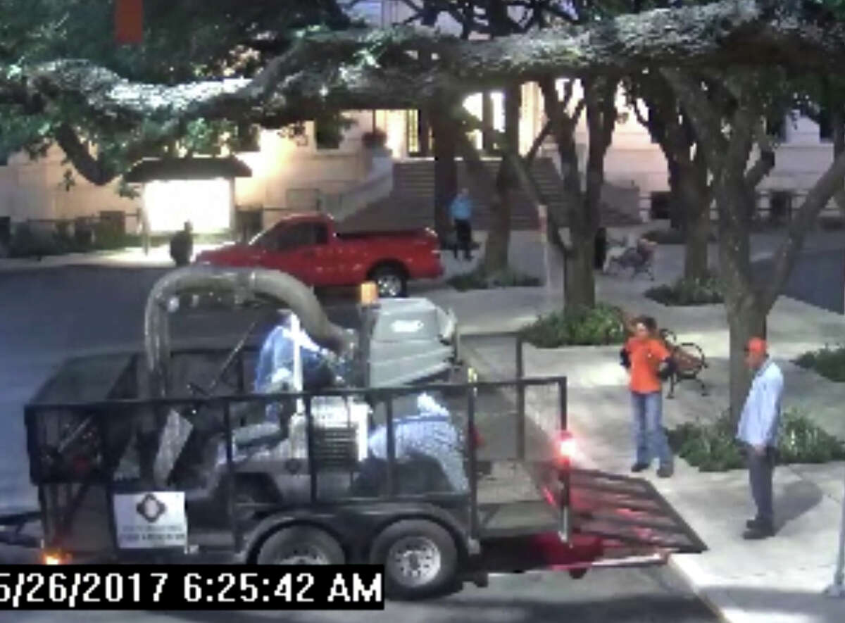 Des captures d'écran prises par une caméra de sécurité de l'hôtel de ville de San Antonio le 26 mai 2017 montrent Alan Warrick s'approchant d'un banc derrière l'hôtel de ville peu après 6 heures du matin et s'allongeant dessus.  Warrick est resté sur le banc pendant que les équipes de terrain déchargeaient de la machinerie lourde.  Les gardes de sécurité se sont approchés de Warrick avant 6 h 30. Warrick a quitté le banc et est entré dans l'hôtel de ville.