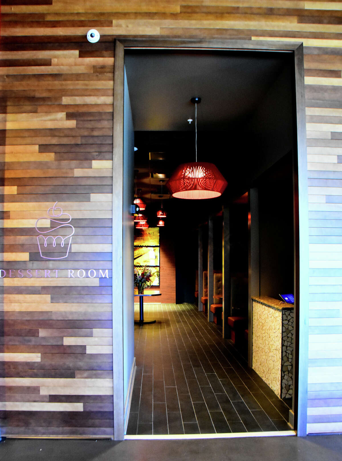 Giant, pricey Scarlet Knife restaurant opens in Latham