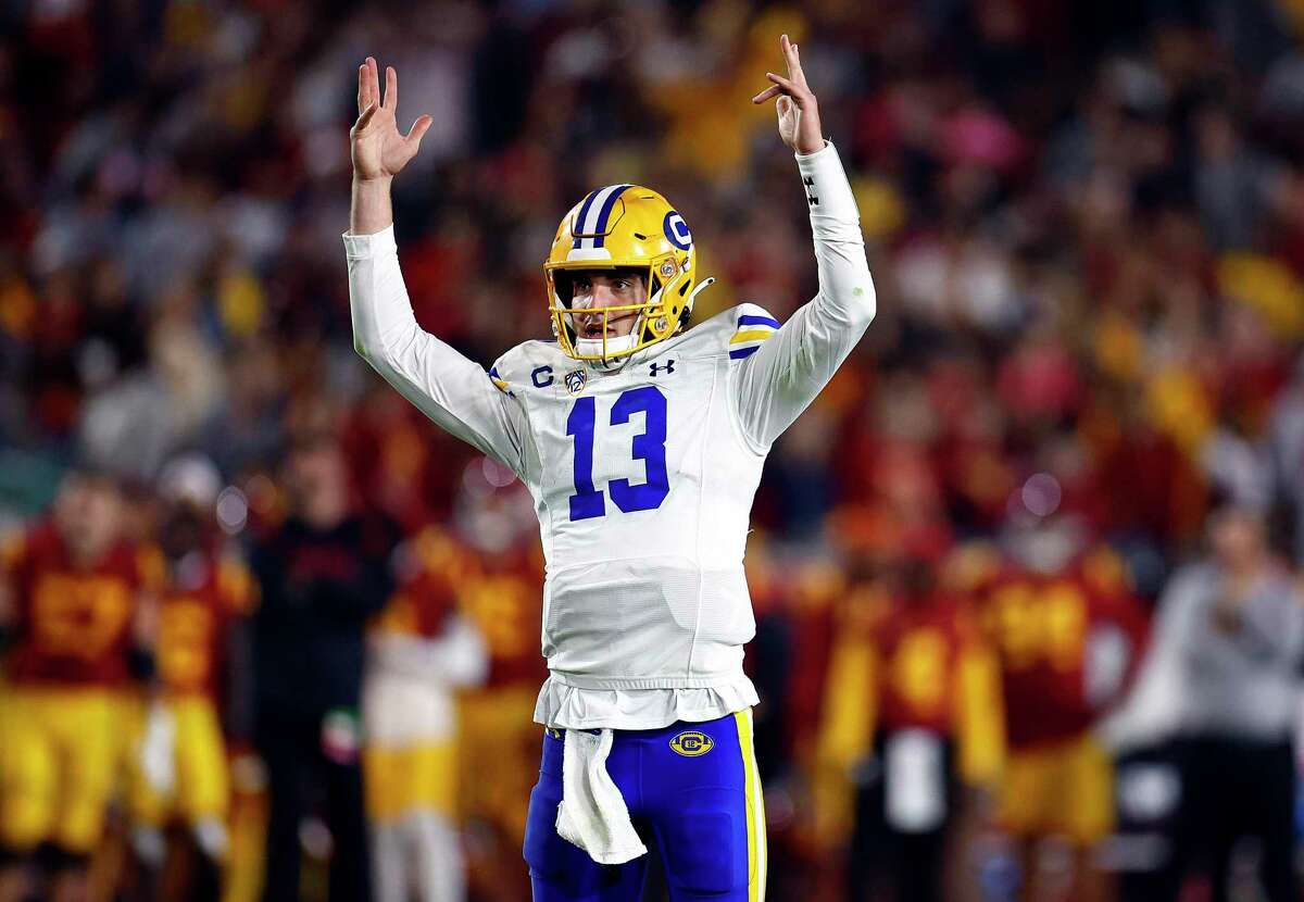 LOS ANGELES, CALIFORNIA - NOVEMBER 05: Jack Plummer #13 of the California Golden Bears celebrates a touchdown against the USC Trojans in the fourth quarter at United Airlines Field at the Los Angeles Memorial Coliseum on November 05, 2022 in Los Angeles, California. (Photo by Ronald Martinez/Getty Images)