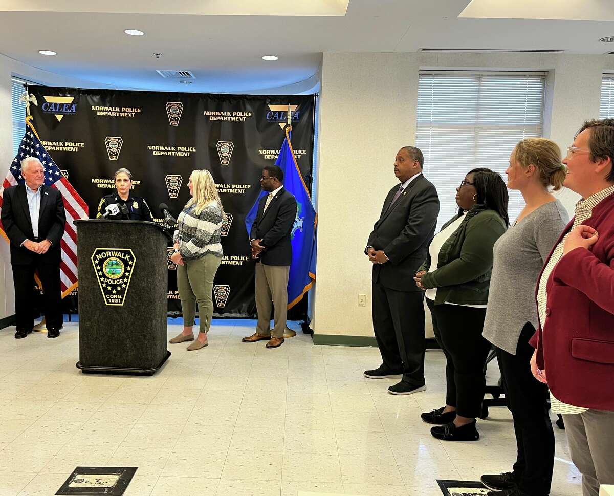 Norwalk Police s Embedded Clinician For Mental Health Cases norwalk-police-s-embedded-clinician-for-mental-health-cases