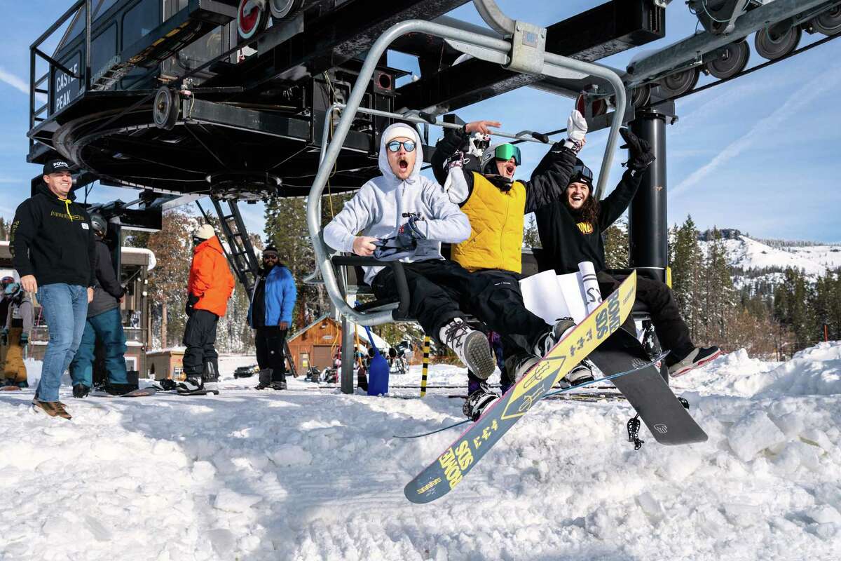 2022年11月11日，马特·亨利(左)在美国加利福尼亚州特拉基的北方度假胜地滑雪季开幕日的第一把椅子上穿过横幅。