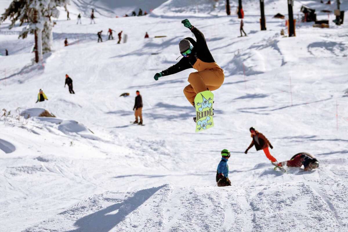 一名滑雪者在北风山度假村(Boreal Mountain Resort)呼吸新鲜空气。由于大雪，滑雪场的开幕时间提前了一个星期。