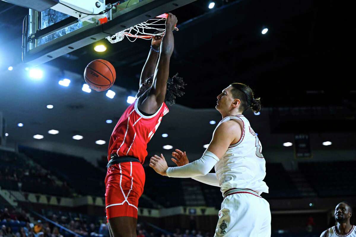 Houston forward Jarace Walker drives to the basket past Saint Joseph's forward Kacper Klaczek for a dunk during the first half of an NCAA college basketball game at the Veterans Classic, Friday, Nov. 11, 2022, in Annapolis, Md. (AP Photo/Terrance Williams)