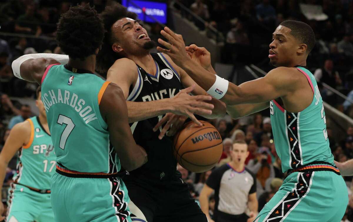 Spurs face largest betting spread of NBA season against Bucks