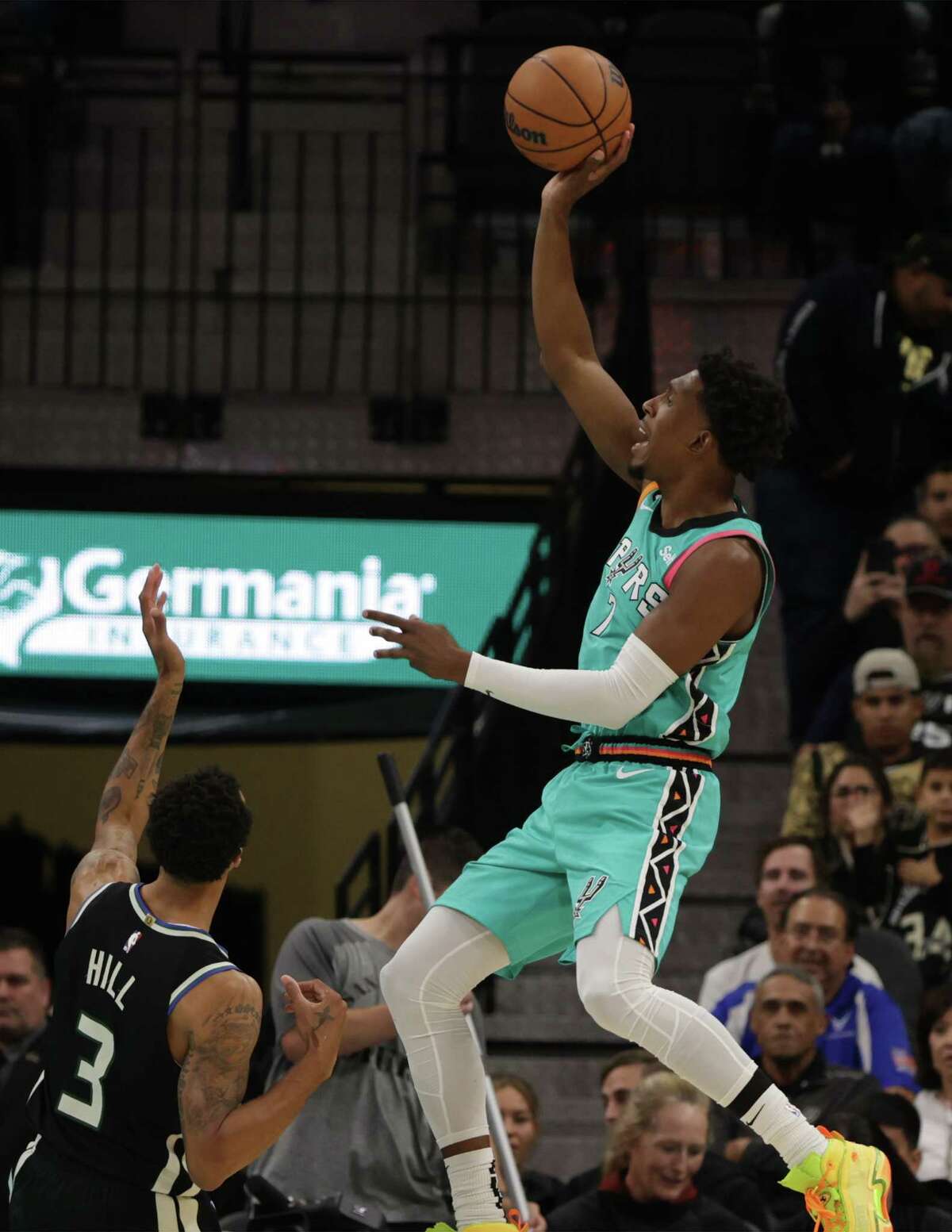 Spurs’ Josh Richardson (07) scores over Milwaukee Bucks’ George Hill (03) at the AT&T Center on Friday, Nov. 11, 2022.
