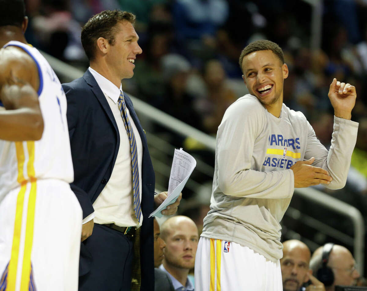 Luke Walton in wrong place at wrong time for Steph Curry's 3