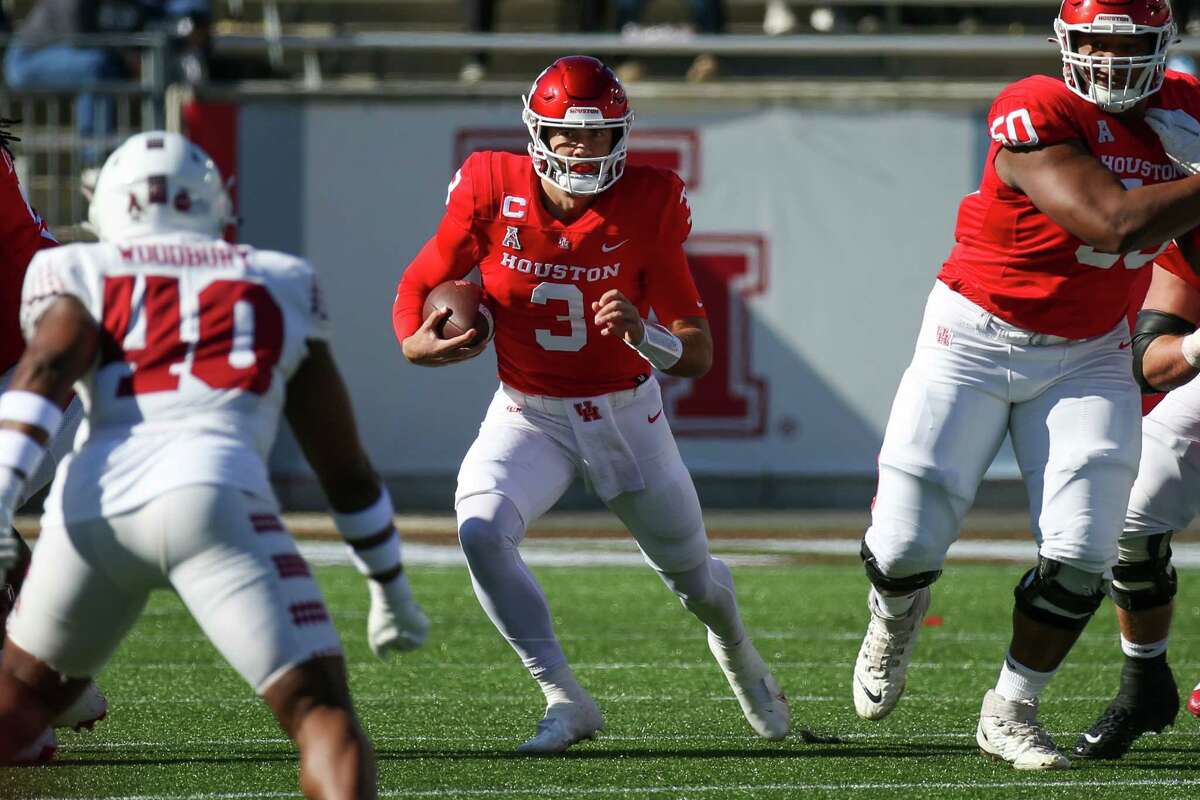 HOUSTON, TX NOV 12: Houston Cougars quarterback Clayton Tune (3) runs with the ball in the first quarter during the college football game between the Temple Owls and Houston Cougars at TDECU Stadium in Houston, Texas.