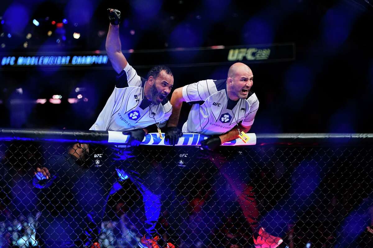 Alex Pereira, Danbury resident, wins UFC middleweight championship