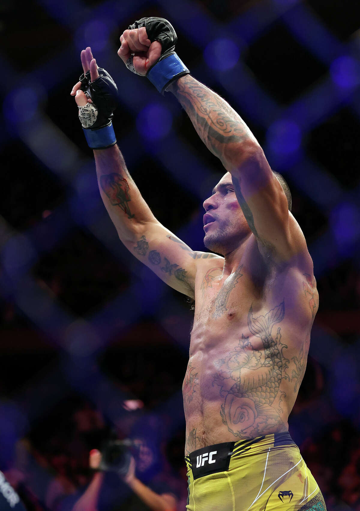 Alex Pereira, Danbury resident, wins UFC middleweight championship