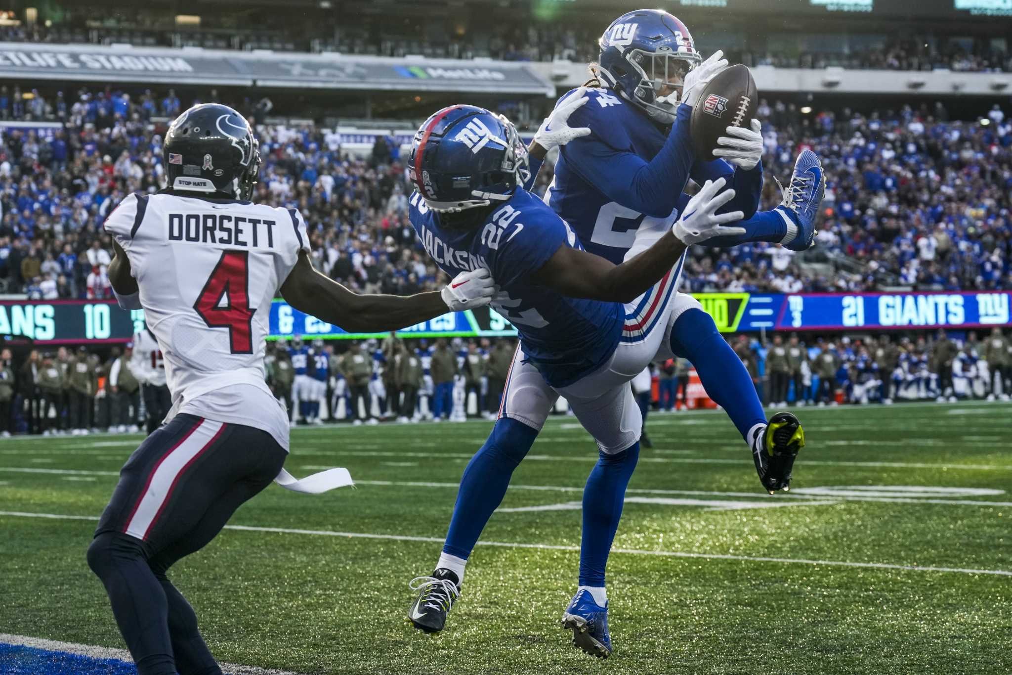 New York Giants linebacker Jaylon Smith (54) on the bench against