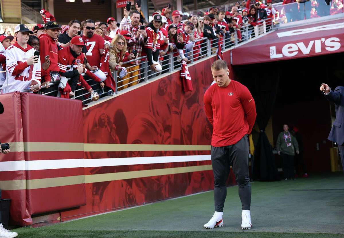2022年11月13日星期日，在加州圣克拉拉的李维斯体育场，旧金山49人队的克里斯蒂安·麦卡弗里在与洛杉矶闪电队的NFL比赛前进行热身前祈祷。