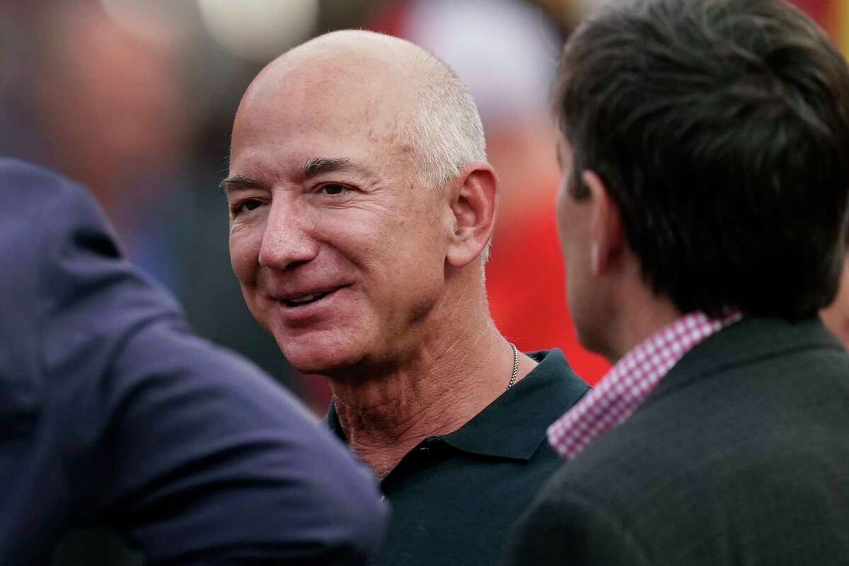 how much does jeff bezos make a day