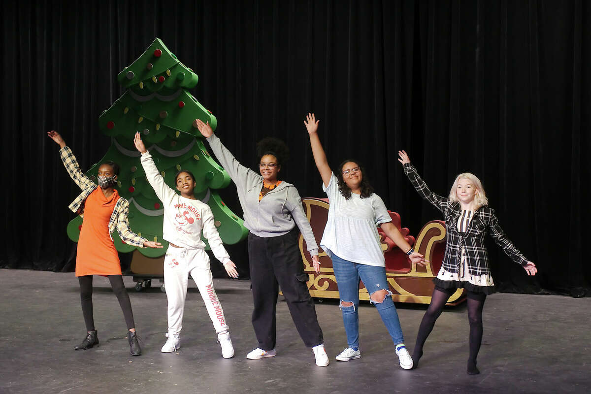 Jeanine Ellis, Mackenzie Hall, Christina Smith, Khloe Roberson, Larissa Berggren rehearse a scene from "Elf the Musical" at Manvel High School.
