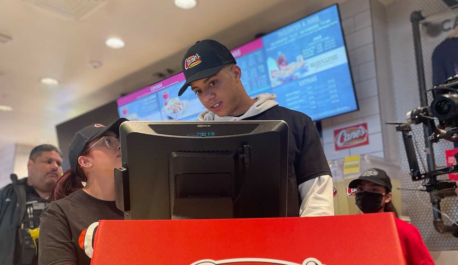 Astros' Jeremy Peña drew a huge crowd to a Houston Raising Cane's