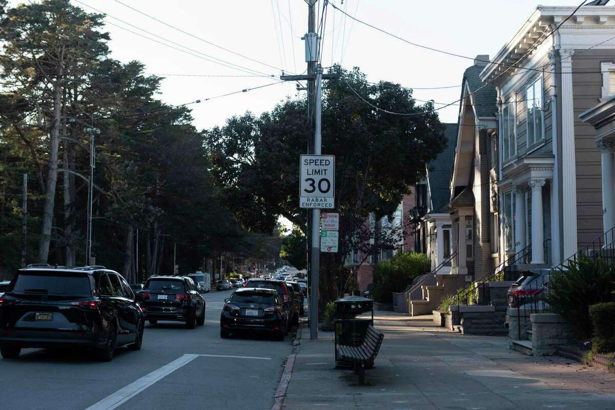 2022年11月13日星期日，加利福尼亚州旧金山，距离保罗·里维拉家一个街区的富尔顿大街上的限速标志。