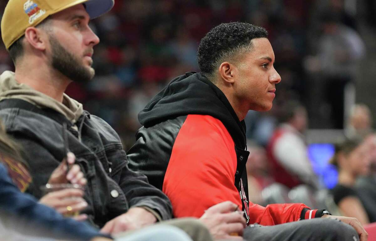 Houston Astros: Jeremy Peña wears throwback Rockets jacket at game