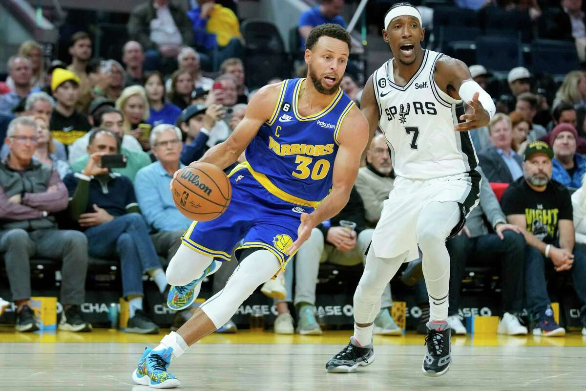 Golden State Warriors guard Stephen Curry (30) drives to the basket while defended by San Antonio Spurs guard Josh Richardson (7) during the second half of an NBA basketball game in San Francisco, Monday, Nov. 14, 2022. (AP Photo/Godofredo A. Vásquez)