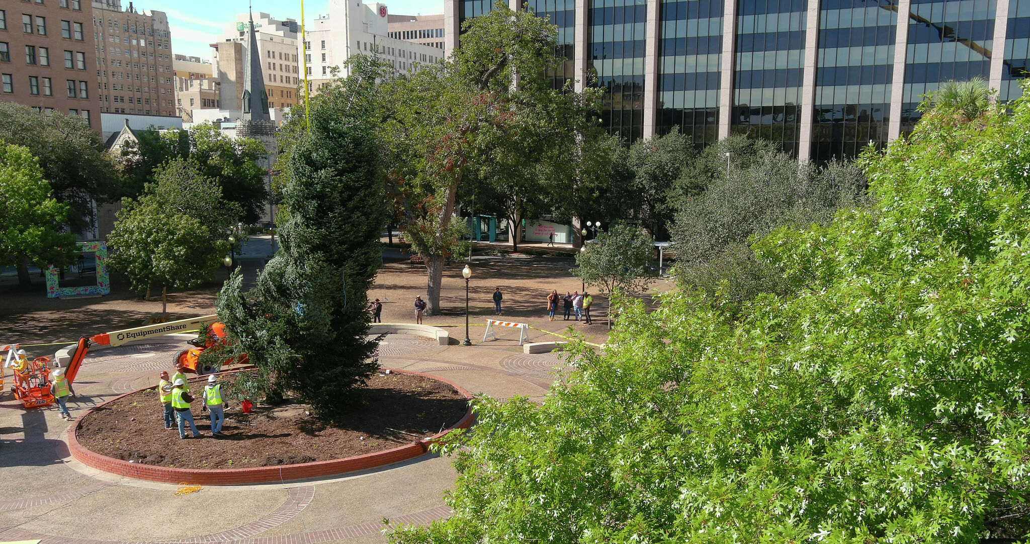 HEB Christmas tree at Travis Park snaps during installation